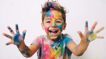 söt liten pojke skrattande tillsammans och har roligt med färger. målad i hud händer. barn porträtt. kreativ begrepp. stänga upp foto