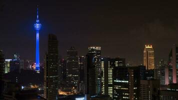 kuala lumpur natt stadsbild med menara kl torn foto