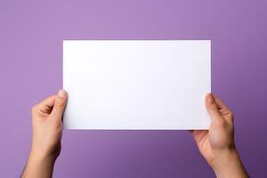 en mänsklig hand innehav en tom ark av vit papper eller kort isolerat på lila bakgrund. ai genererad foto