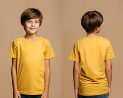 främre och tillbaka visningar av en liten pojke bär en gul t-shirt. ai genererad foto