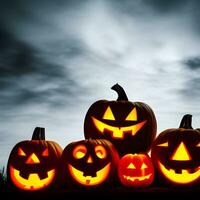 halloween pumpa bakgrund med läskigt pumpa domkraft o lykta i en mörk lynnig skog foto