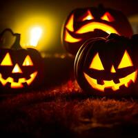 halloween pumpa bakgrund med läskigt pumpa domkraft o lykta i en mörk lynnig skog foto