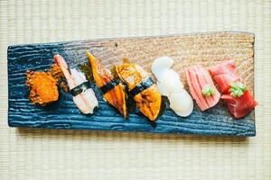 rå och färsk nigiri sushirulle foto