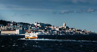 lissabon horisont med färja båt som sett från cacilhas i almada, portugal foto