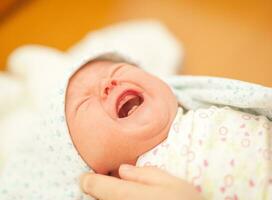 nyfödd bebis gråt foto
