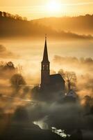 silhuett av kyrka i dimmig by landskap tittade från ovan foto