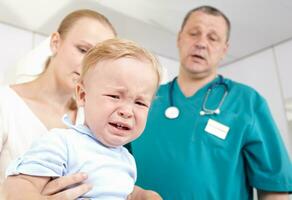 pojke är skrämd och gråt i en medicinsk studie. foto