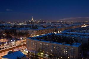 moskva stat universitet på natt foto