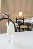 färskt citron-lime smoothie glas i café och restaurang foto