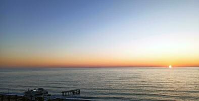 marinmålning i tidigt morgon, soluppgång över hav. natur landskap foto
