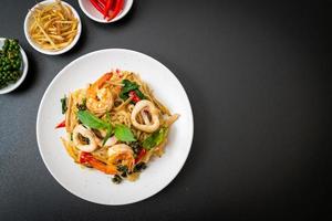 stekt kryddiga nudlar med havsmat eller pad cha talay - thailändsk matstil foto