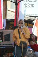 magelang, Indonesien. 17 08 2023-a dangdut sångare är sång på de indonesiska årsdag firande på de skede. foto