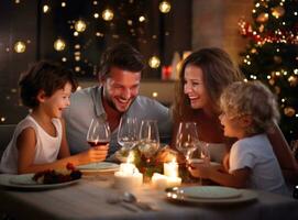 familj toasting och njuter mat med sparklers på middag foto