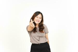 ett asiatisk kvinna är som visar de koreanska kärlek tecken med en vit bakgrund, leende ljust foto