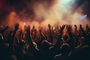 folkmassan glädjande på en musik festival och höjning händer i de luft foto