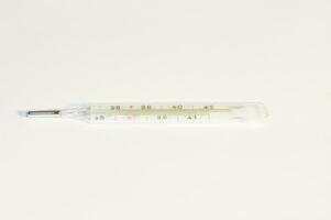 glas gammal retro termometer på en vit bakgrund i närbild foto