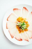 rå färsk sashimi för hamaji-fiskkött i vit platta foto