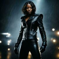 Foto av stark afrikansk kvinna med svart läder kostym i tung regn natt, generativ ai