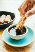 sötstekt churros munk med chokladsås foto