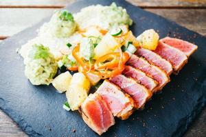grillad rå tonfisk sallad med grönsaker
