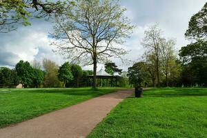 låg vinkel se av wardown museum offentlig parkera av luton, England Storbritannien. bild fångad på Maj 10:e, 2023 foto