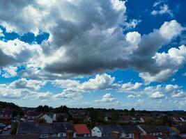 hög vinkel antal fot av bostads- verklig egendom hem på öst av luton stad av England, bra Storbritannien. antal fot var fångad med drönare kamera på juli 19:e, 2023 foto