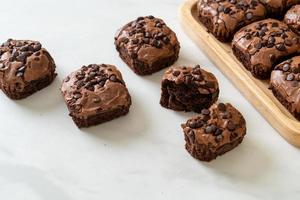 mörk choklad brownies med chokladflis på toppen foto