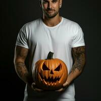 ai generativ Foto av en man innehav halloween pumpa i hand, bär en enkel vit t-shirt