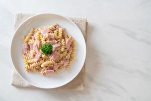 spirali eller spiral pasta svamp grädde sås med skinka - italiensk matstil foto