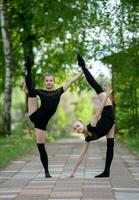 två tonåring rytmisk gymnaster foto