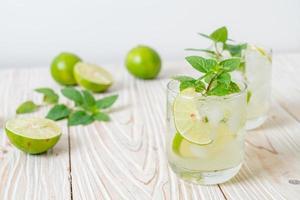 iced lime soda med mynta - uppfriskande drink