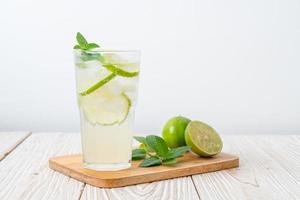 iced lime soda med mynta - uppfriskande drink foto