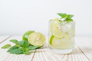 iced lime soda med mynta - uppfriskande drink foto