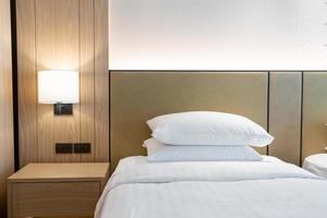 vit kuddedekoration på säng i hotellresorts sovrum