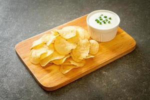 potatischips med gräddfilsås foto