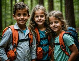 Foto grupp av barn som en backpacker i de mörk trä, generativ ai