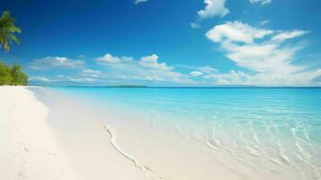skön strand med vit sand, blå himmel och små vågor ai generativ foto