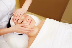 ansiktsbehandling behandling med professionell massage av cosmetician foto