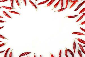 röd torkades chili paprikor topp se med kopia Plats på vit yta foto