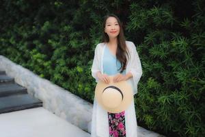stående vackra unga asiatiska kvinnor ler nöjda med utomhus foto