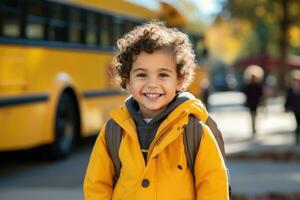 en ung barn ivrigt står i främre av en skola buss redo till gå ombord på en ny äventyr fylld med inlärning och vänskap foto
