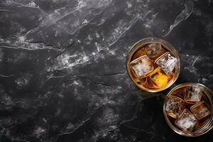 whisky med is kuber på svart marmor bakgrund, topp se. generativ ai foto