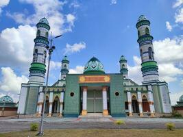 moské eller muslim dyrkan plats eller bön- plats med blå himmel bakgrund foto