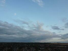 hög vinkel antal fot av mest skön dramatiska moln och himmel över luton stad av England Storbritannien. bild var fångad med drönare kamera på augusti 25:e, 2023 foto