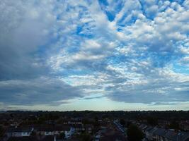 hög vinkel antal fot av mest skön dramatiska moln och himmel över luton stad av England Storbritannien. bild var fångad med drönare kamera på augusti 25:e, 2023 foto