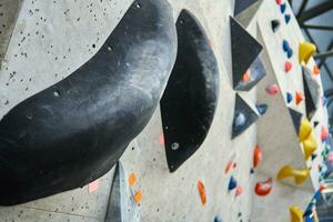 bouldering Gym med artificiell färgrik sten vägg foto