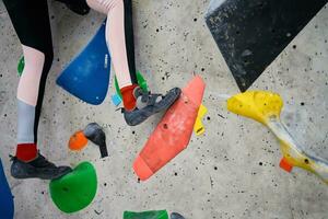 kvinna Träning på bouldering Gym. aktiva rekreation, sporter övningar foto