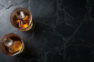 whisky med is kuber på svart marmor bakgrund, topp se. generativ ai foto