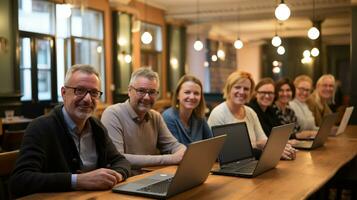 seminarium Lycklig vuxna på bärbara datorer. generativ ai foto