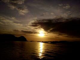 skön solnedgång se och natur från ett ö. foto